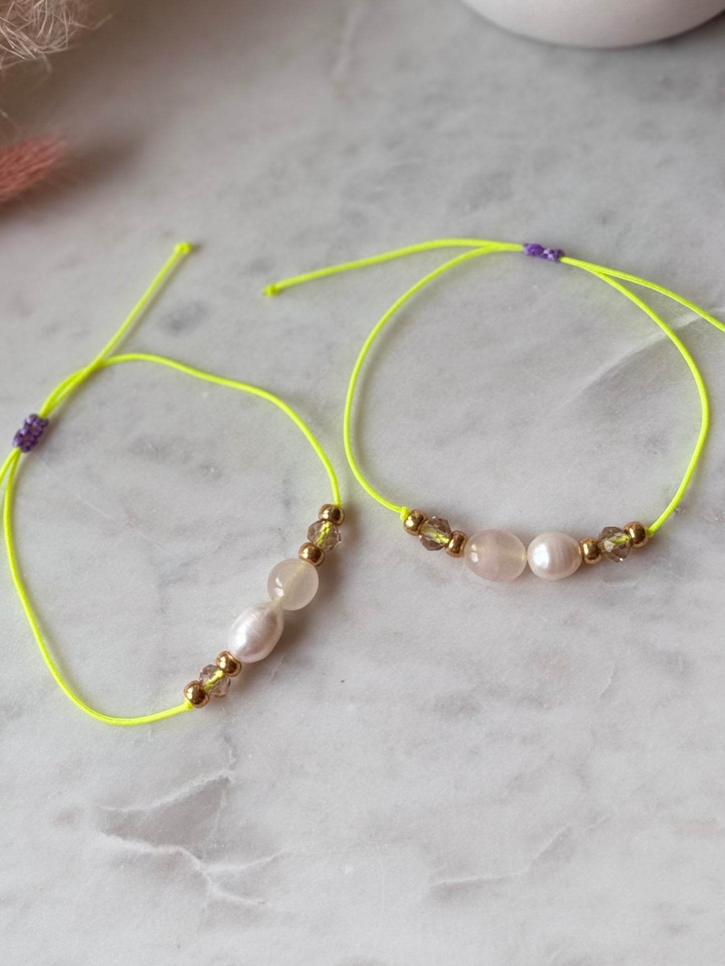 Buntes Armband in Neongelb - Handgefertigt mit Edelsteinen und Süßwasserperle - in tollen Sommerfarben - Freundschaftsarmband