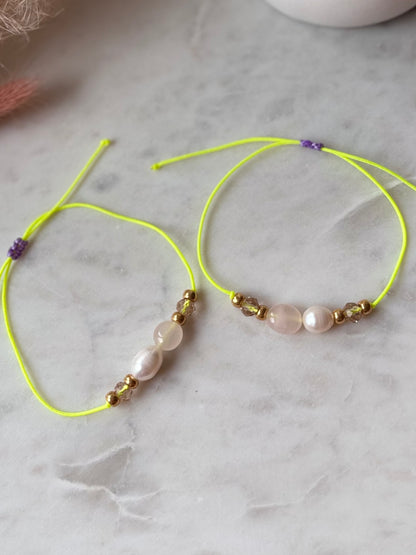 Buntes Armband in Neongelb - Handgefertigt mit Edelsteinen und Süßwasserperle - in tollen Sommerfarben - Freundschaftsarmband
