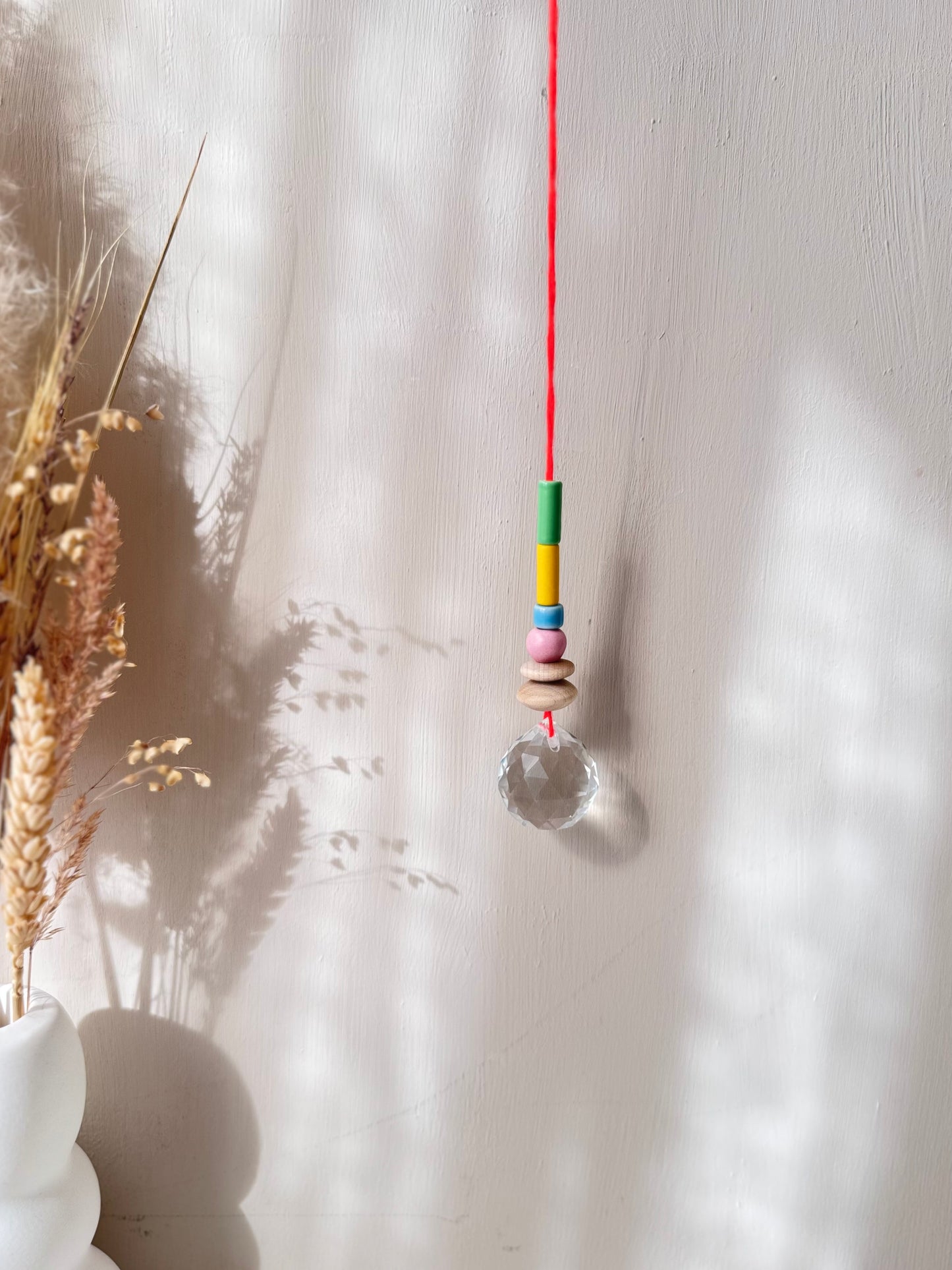 Handgefertigter bunter Sonnenfänger Neon und Pastell - Suncatcher mit Prisma - Regenbogen Fensterdekoration aus Glas