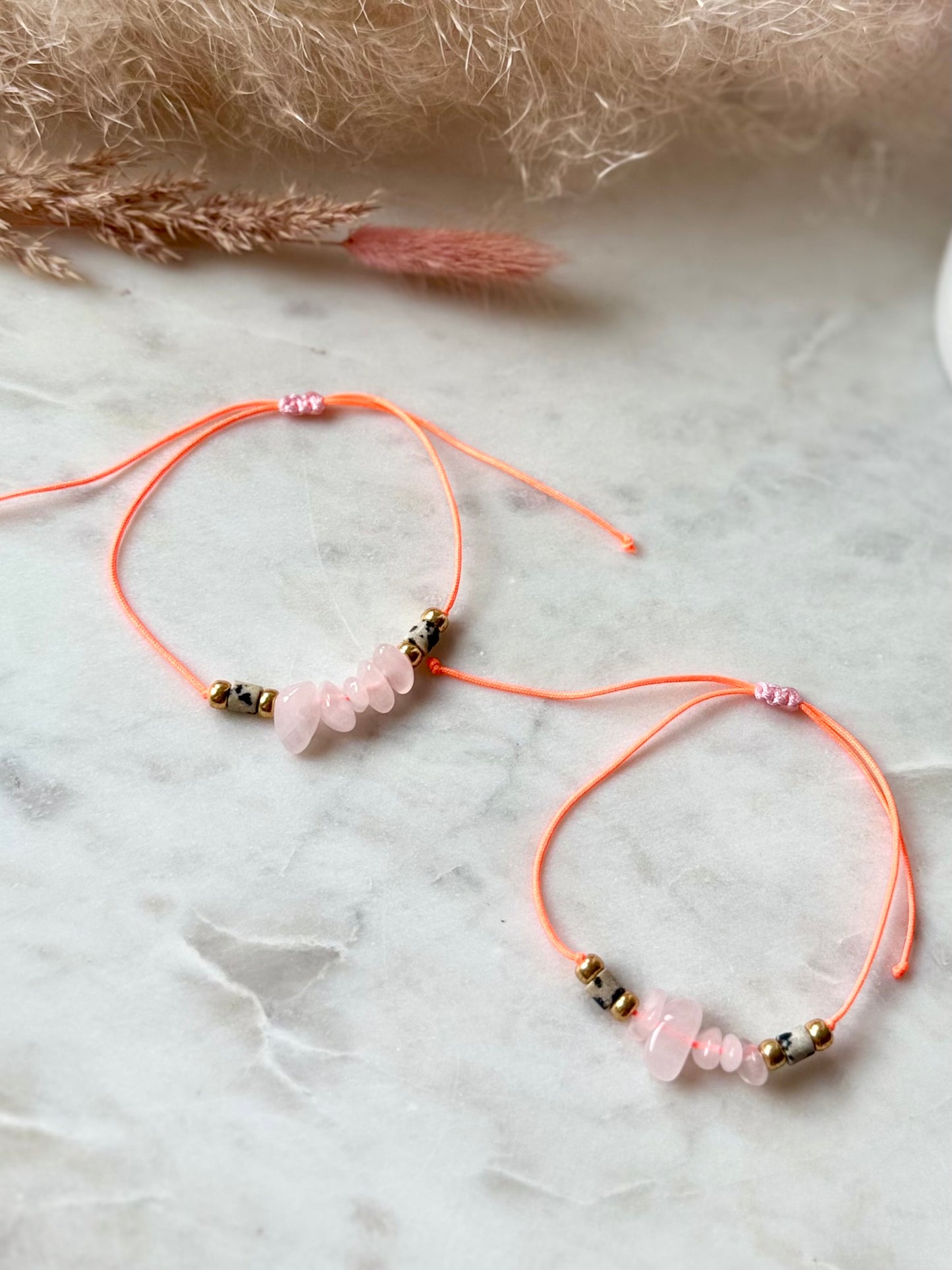 Buntes Armband in Neonorange - Handgefertigt mit Edelsteinen und Süßwasserperle - in tollen Sommerfarben - Freundschaftsarmband