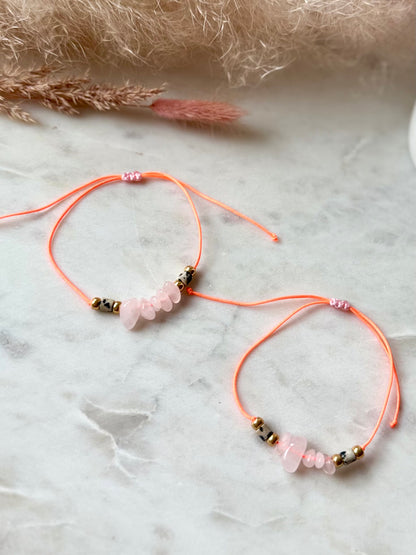 Buntes Armband in Neonorange - Handgefertigt mit Edelsteinen und Süßwasserperle - in tollen Sommerfarben - Freundschaftsarmband