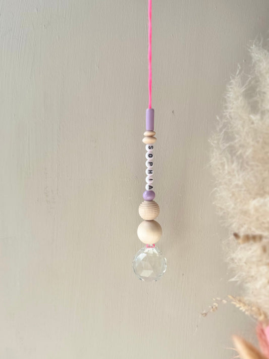 Handgefertigter personalisierbarer Sonnenfänger Neonpink - Kinderzimmerdeko - Regenbogen Fensterdekoration aus Glas