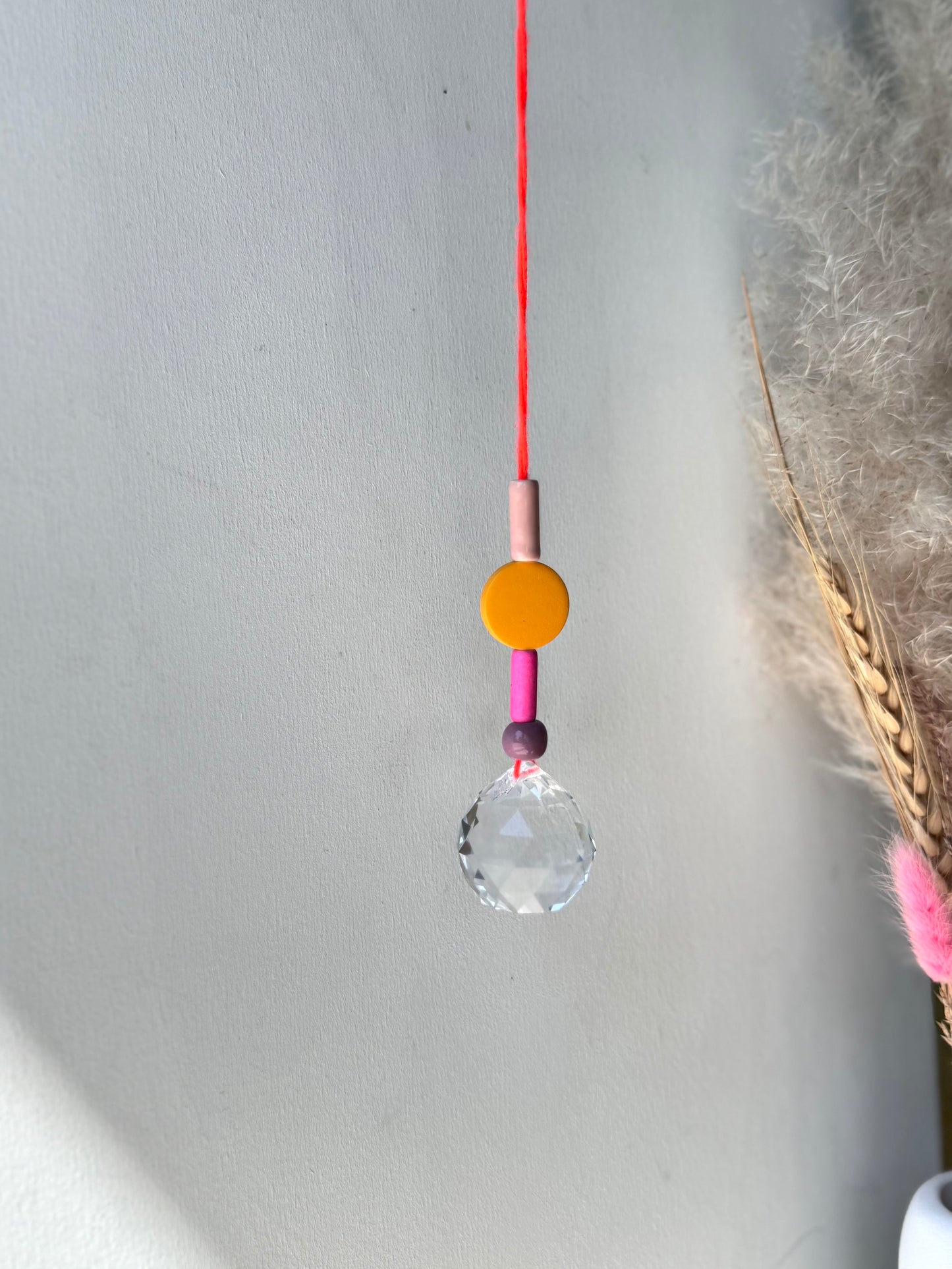 Handgefertigter bunter Sonnenfänger Gelb und Rosa - Suncatcher mit Prisma - Regenbogen Fensterdekoration aus Glas
