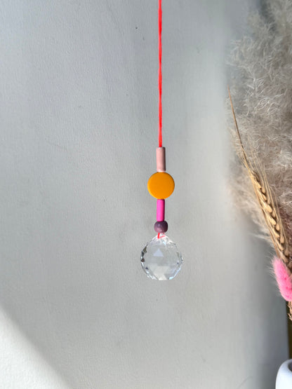 Handgefertigter bunter Sonnenfänger Gelb und Rosa - Suncatcher mit Prisma - Regenbogen Fensterdekoration aus Glas