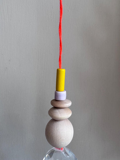 Handgefertigter bunter Sonnenfänger - Suncatcher mit Prisma - Regenbogen Fensterdekoration aus Glas