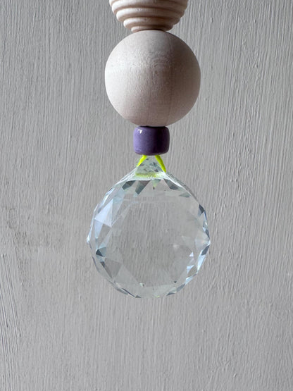 Handgefertigter bunter Sonnenfänger - Suncatcher mit Prisma - Regenbogen Fensterdekoration aus Glas