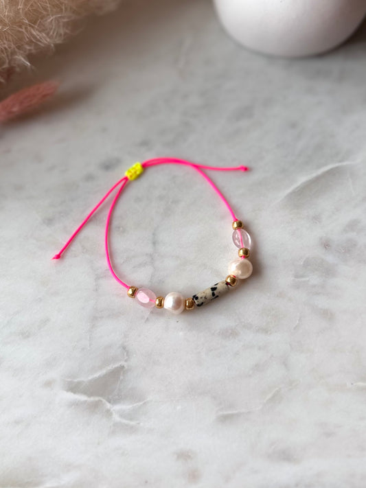 Buntes Armband in Neonpink - Handgefertigt mit Edelsteinen und Süßwasserperle - in tollen Sommerfarben - Freundschaftsarmband