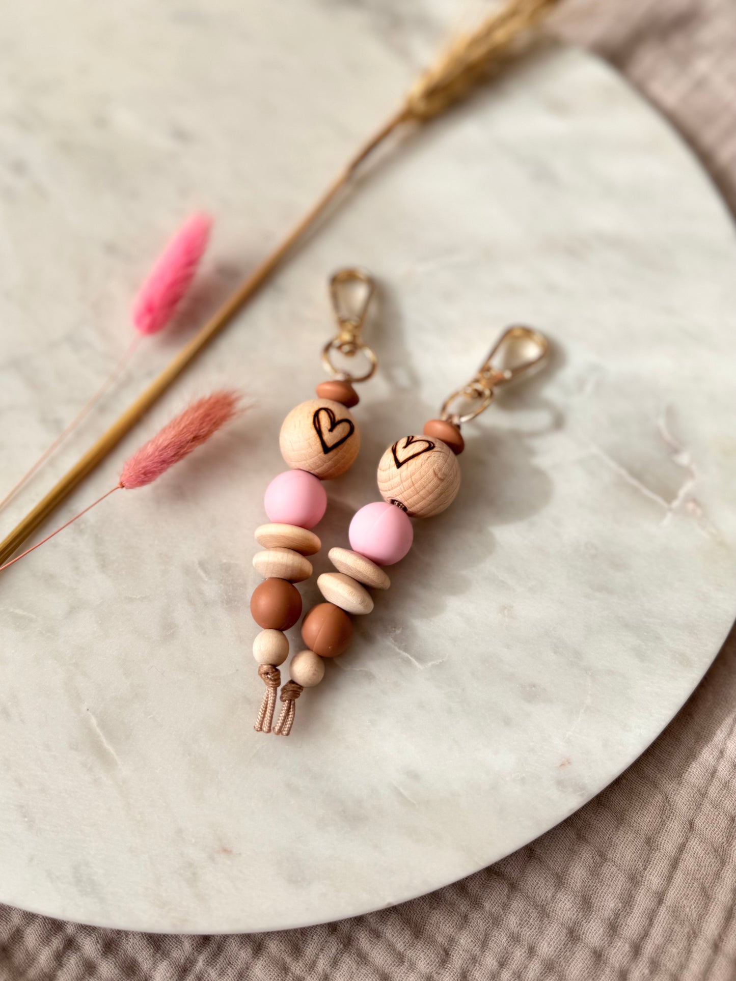 Schlüsselanhänger Braun Rosa HERZ - Holzperlen & Silikon - Bagcharm - Geschenkidee