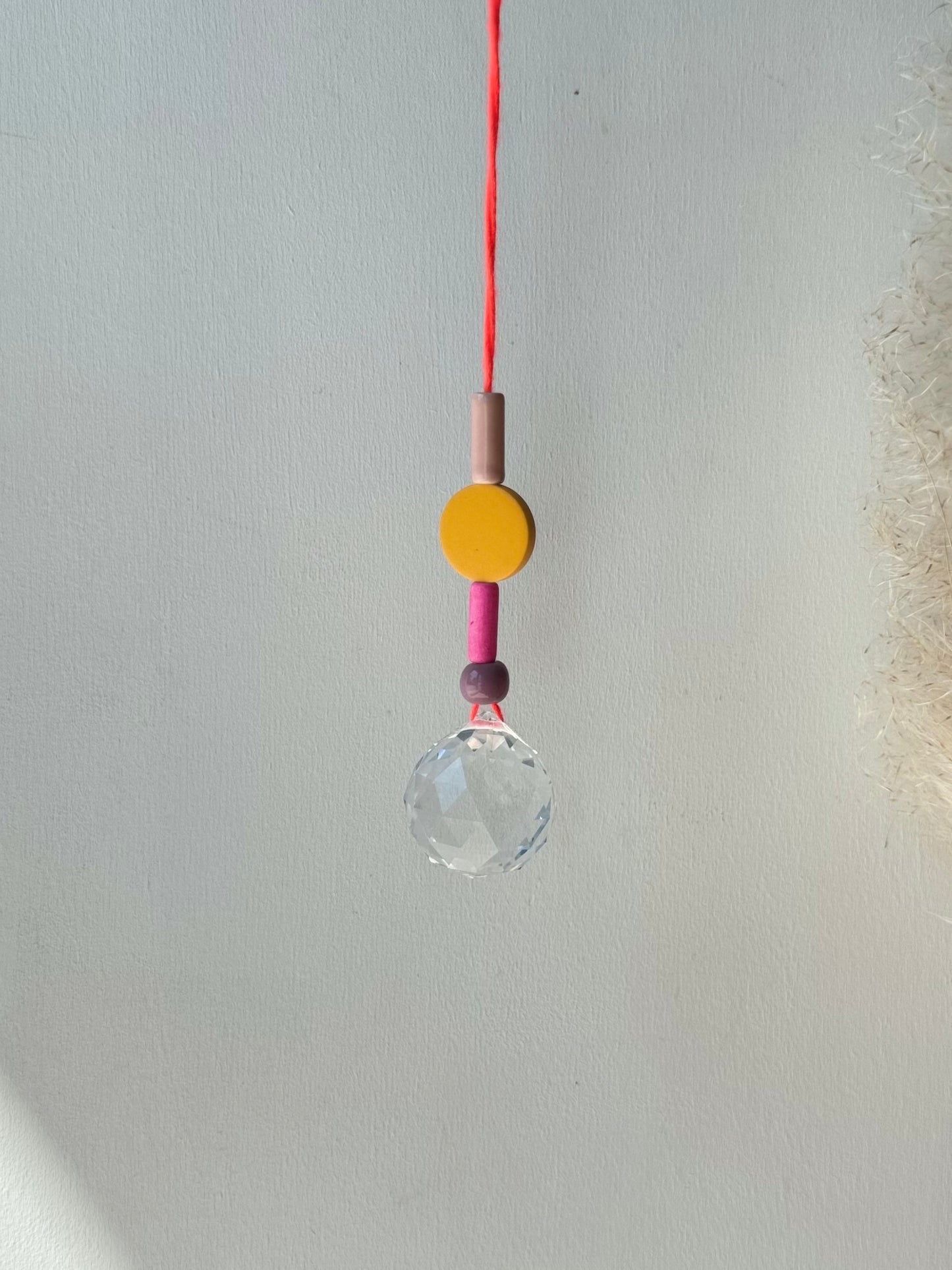 Handgefertigter bunter Sonnenfänger Gelb und Rosa - Suncatcher mit Prisma - Regenbogen Fensterdekoration aus Glas