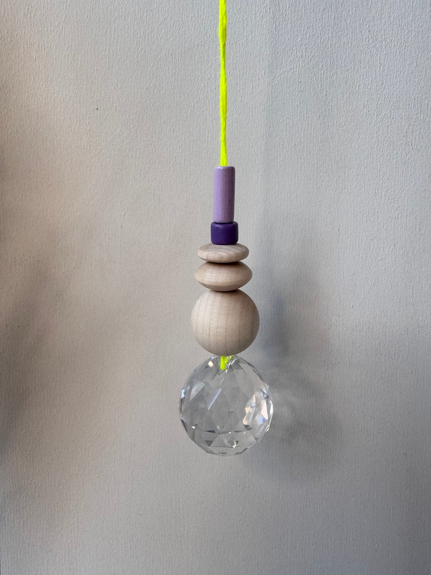 Handgefertigter bunter Sonnenfänger Neongelb, Lila & Flieder - Suncatcher mit Prisma - Regenbogen Fensterdekoration aus Glas