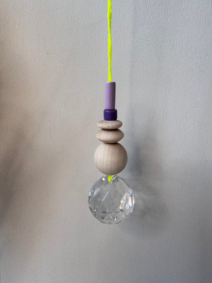 Handgefertigter bunter Sonnenfänger Neongelb, Lila & Flieder - Suncatcher mit Prisma - Regenbogen Fensterdekoration aus Glas