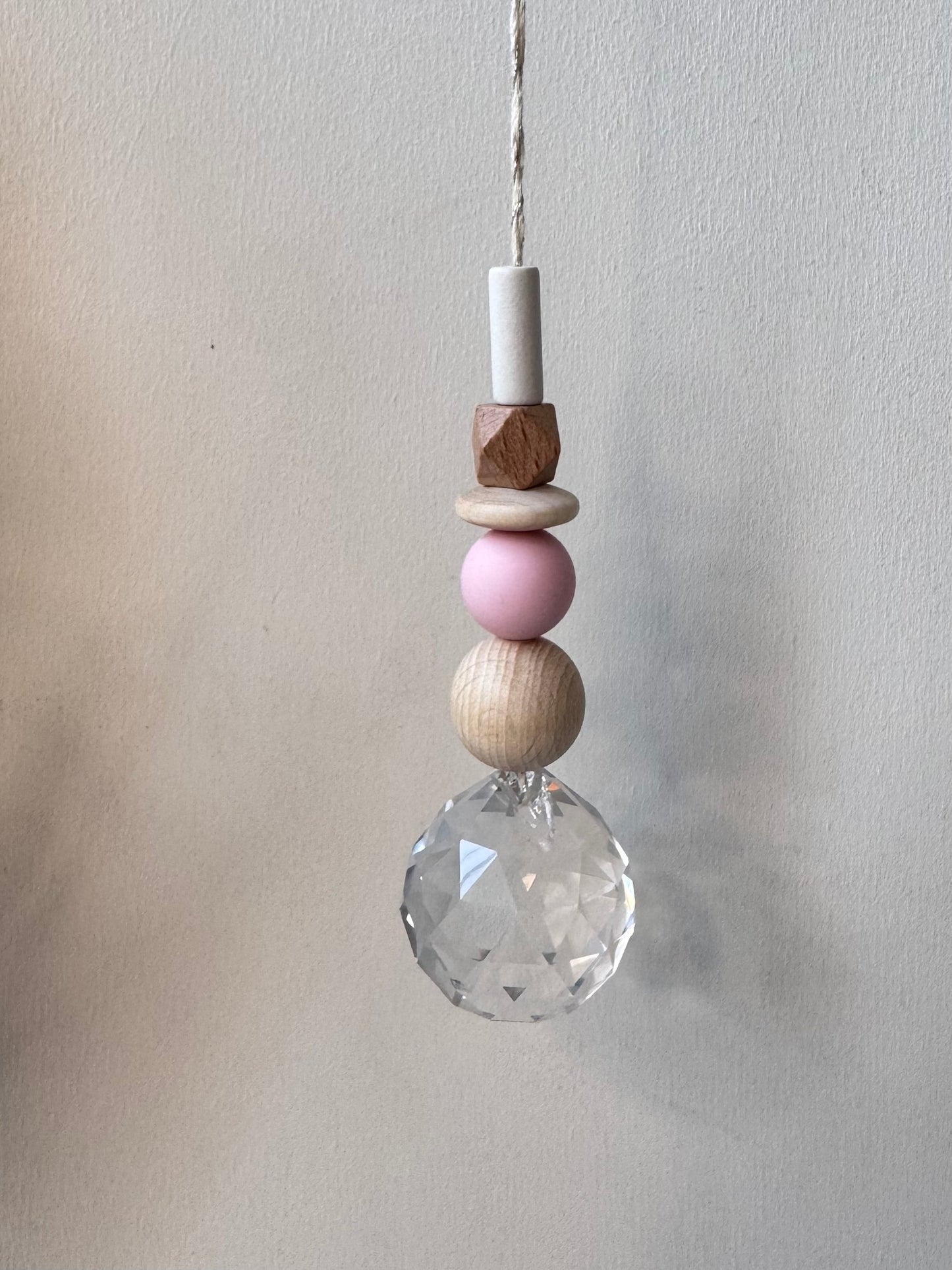 Handgefertigter bunter Sonnenfänger Rosa & Weiß - Suncatcher mit Prisma - Regenbogen Fensterdekoration aus Glas