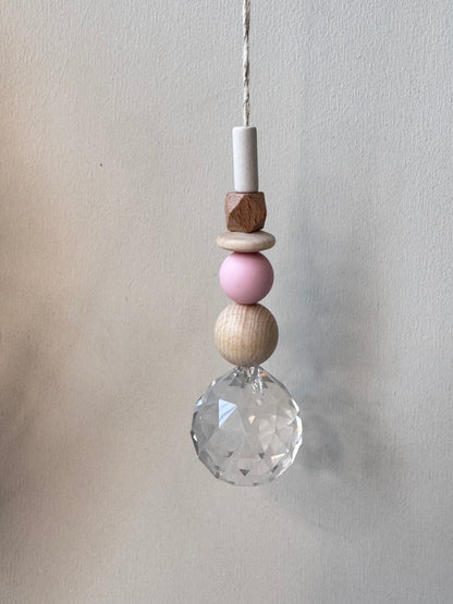 Handgefertigter bunter Sonnenfänger Rosa & Weiß - Suncatcher mit Prisma - Regenbogen Fensterdekoration aus Glas
