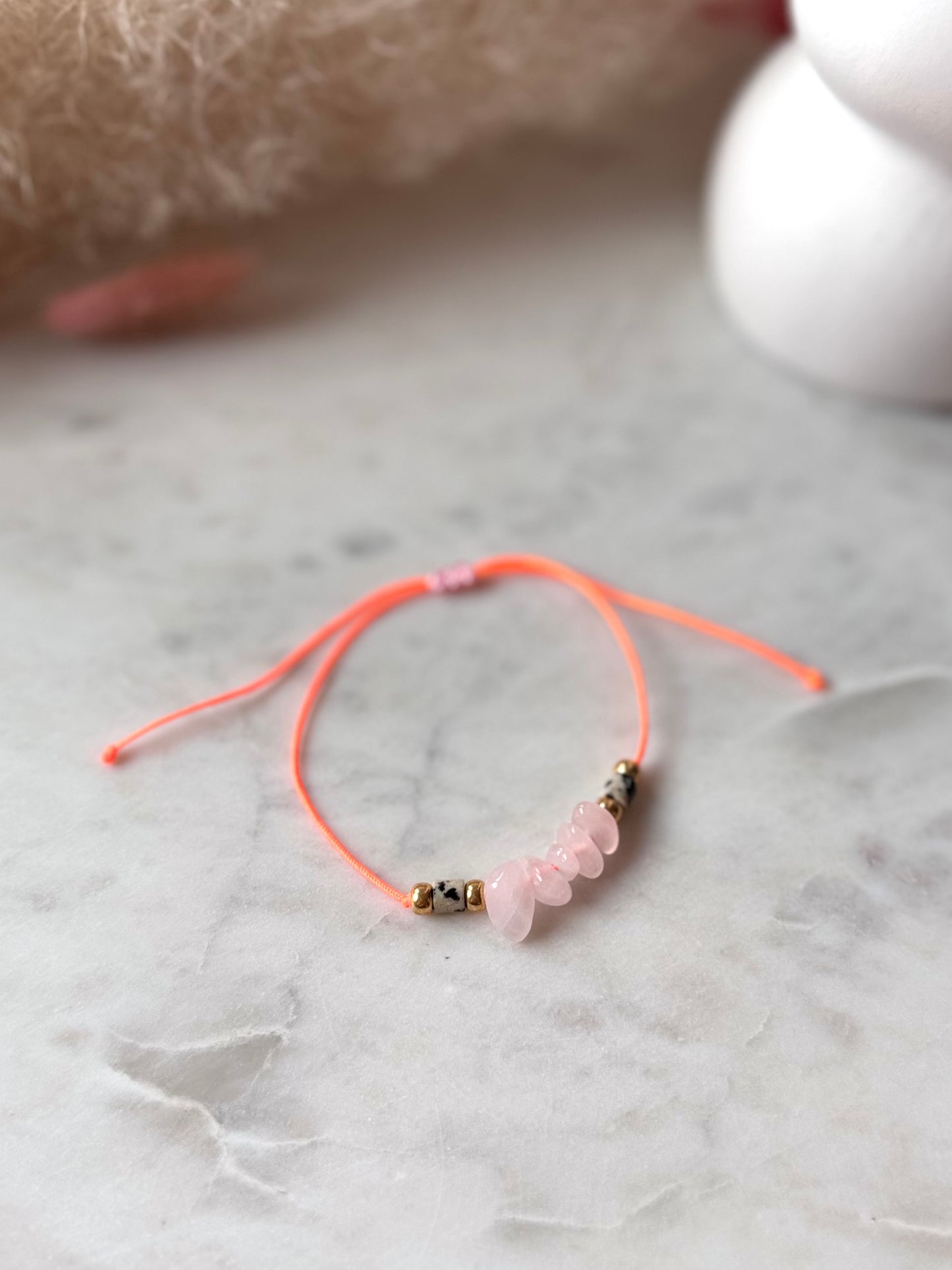 Buntes Armband in Neonorange - Handgefertigt mit Edelsteinen und Süßwasserperle - in tollen Sommerfarben - Freundschaftsarmband