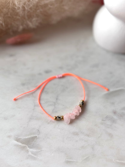 Buntes Armband in Neonorange - Handgefertigt mit Edelsteinen und Süßwasserperle - in tollen Sommerfarben - Freundschaftsarmband