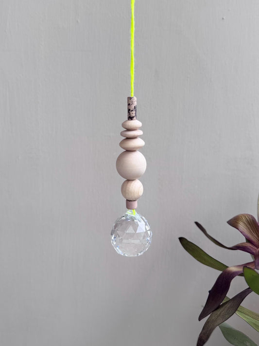 Handgefertigter bunter Sonnenfänger - Suncatcher mit Prisma - Regenbogen Fensterdekoration aus Glas