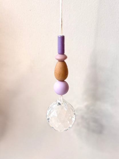 Handgefertigter bunter Sonnenfänger Beige und Flieder - Suncatcher mit Prisma - Regenbogen Fensterdekoration aus Glas