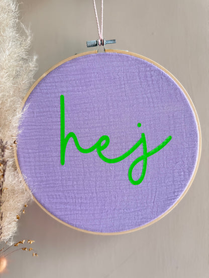 Stickrahmen "hej" - Neongrün - Musselinstoff - Handgemachte Sommerdeko Wanddeko Türkranz