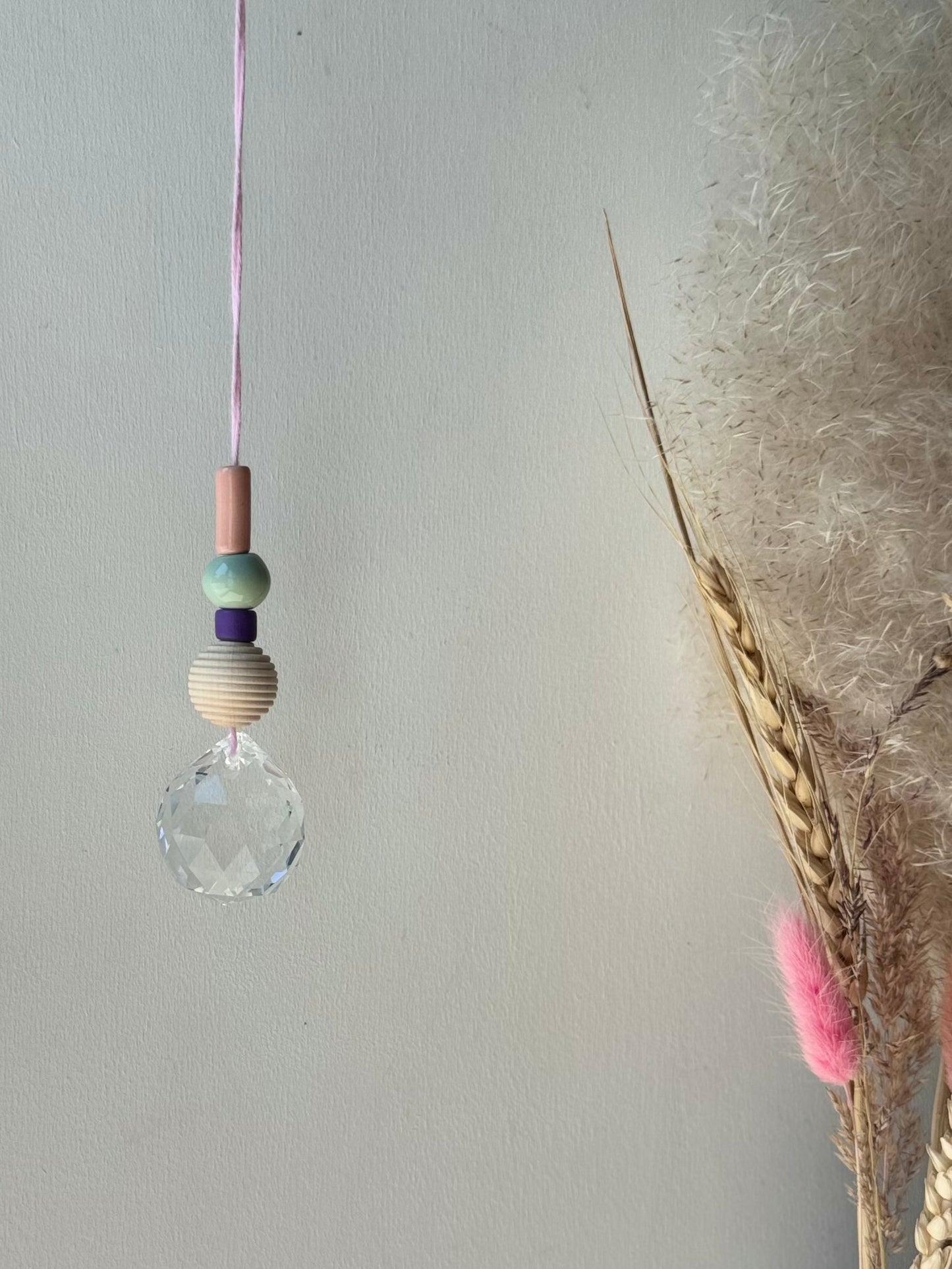 Handgefertigter bunter Sonnenfänger Rosa und Grün - Suncatcher mit Prisma - Regenbogen Fensterdekoration aus Glas