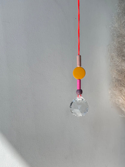 Handgefertigter bunter Sonnenfänger Gelb und Rosa - Suncatcher mit Prisma - Regenbogen Fensterdekoration aus Glas