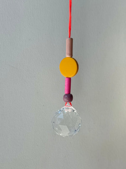 Handgefertigter bunter Sonnenfänger Gelb und Rosa - Suncatcher mit Prisma - Regenbogen Fensterdekoration aus Glas