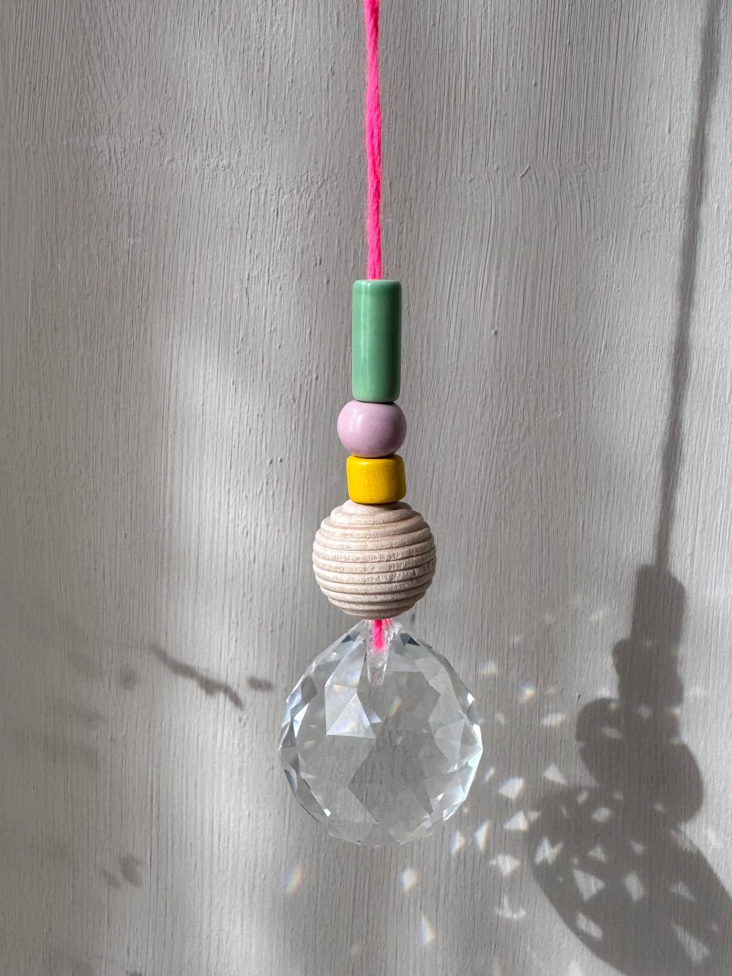Handgefertigter schlichter Sonnenfänger Neon und Pastell - Suncatcher mit Prisma - Regenbogen Fensterdekoration aus Glas
