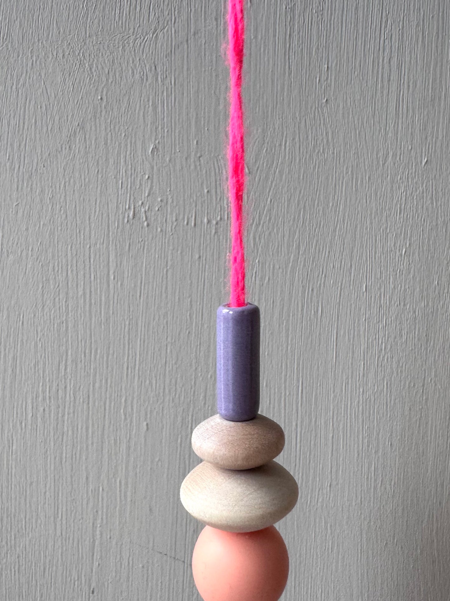 Handgefertigter bunter Sonnenfänger Neonpink, Peach & Flieder - Suncatcher mit Prisma - Regenbogen Fensterdekoration aus Glas