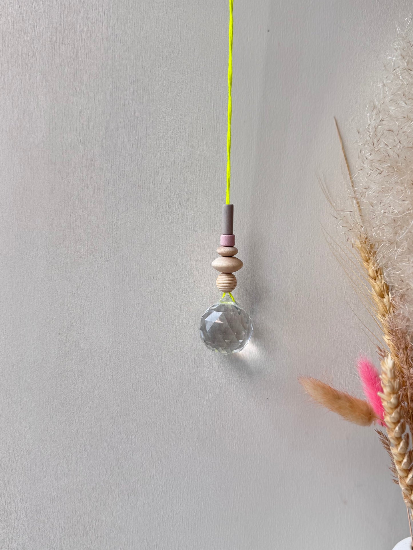 Handgefertigter bunter Sonnenfänger Neongelb, Grau & Rosa - Suncatcher mit Prisma - Regenbogen Fensterdekoration aus Glas