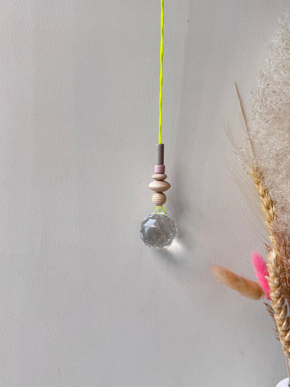 Handgefertigter bunter Sonnenfänger Neongelb, Grau & Rosa - Suncatcher mit Prisma - Regenbogen Fensterdekoration aus Glas