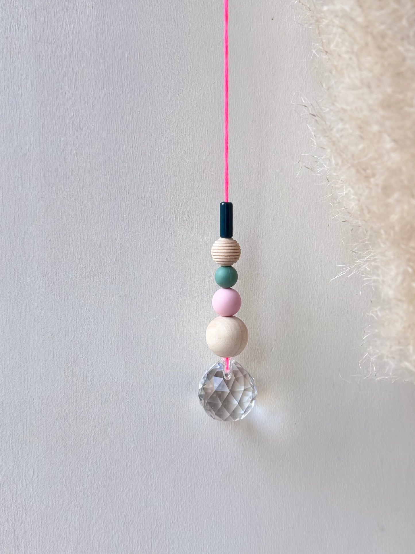 Handgefertigter bunter Sonnenfänger Neonpink und Petrol - Suncatcher mit Prisma - Regenbogen Fensterdekoration aus Glas