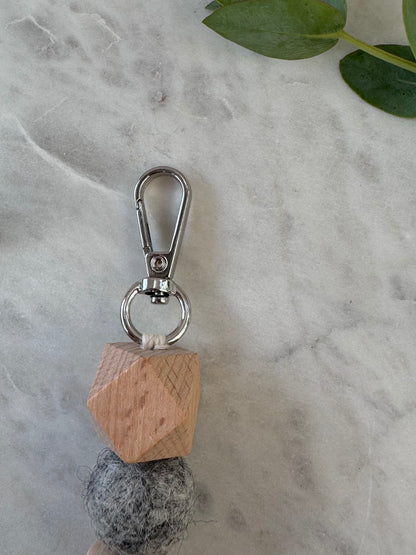 Handgefertigter Schlüsselanhänger aus Holz & Filz - Natürliches Accessoire