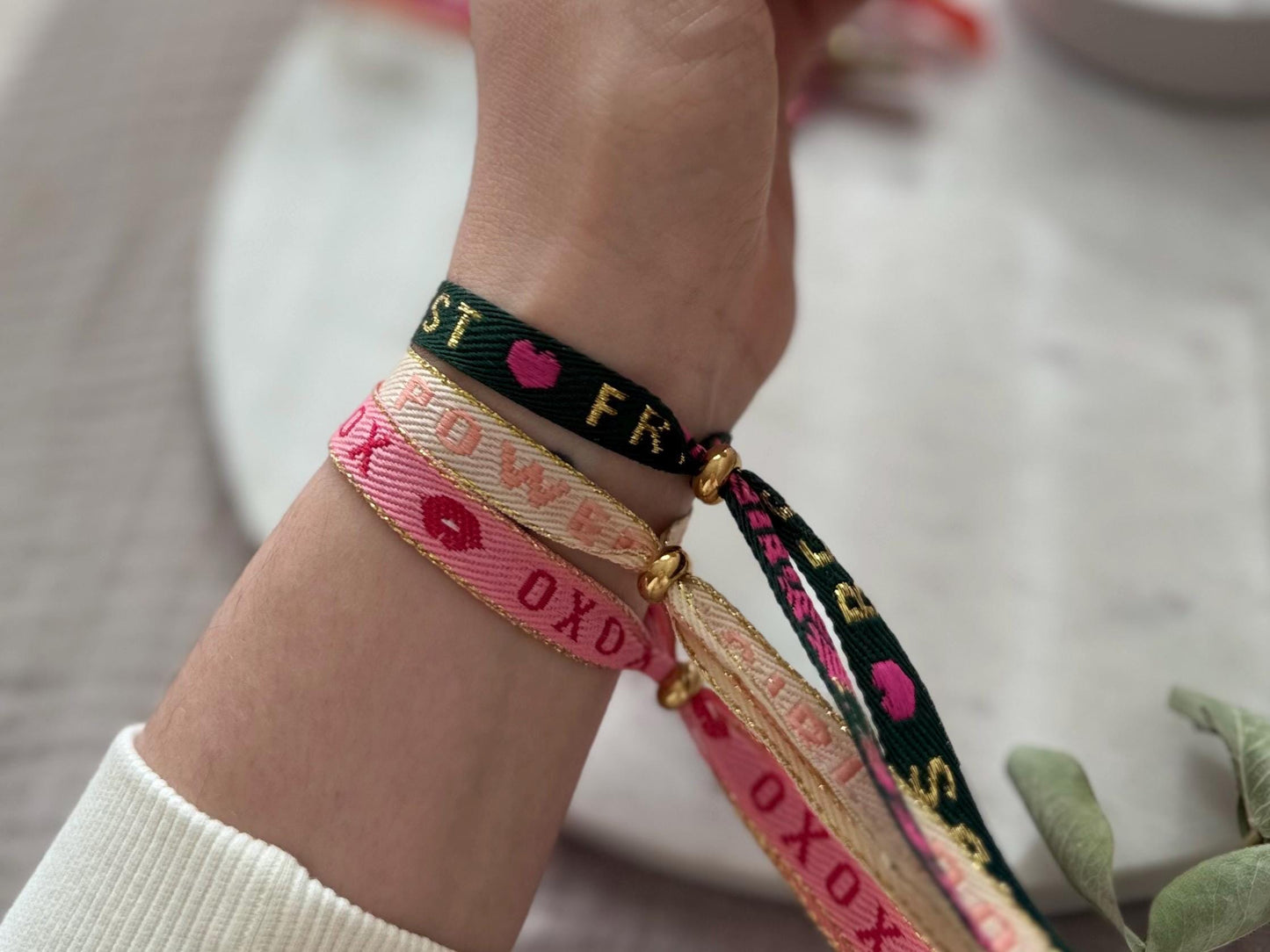 Verstellbares Textarmband mit goldener Stoppperle - Freundschaftsarmband Boho Style