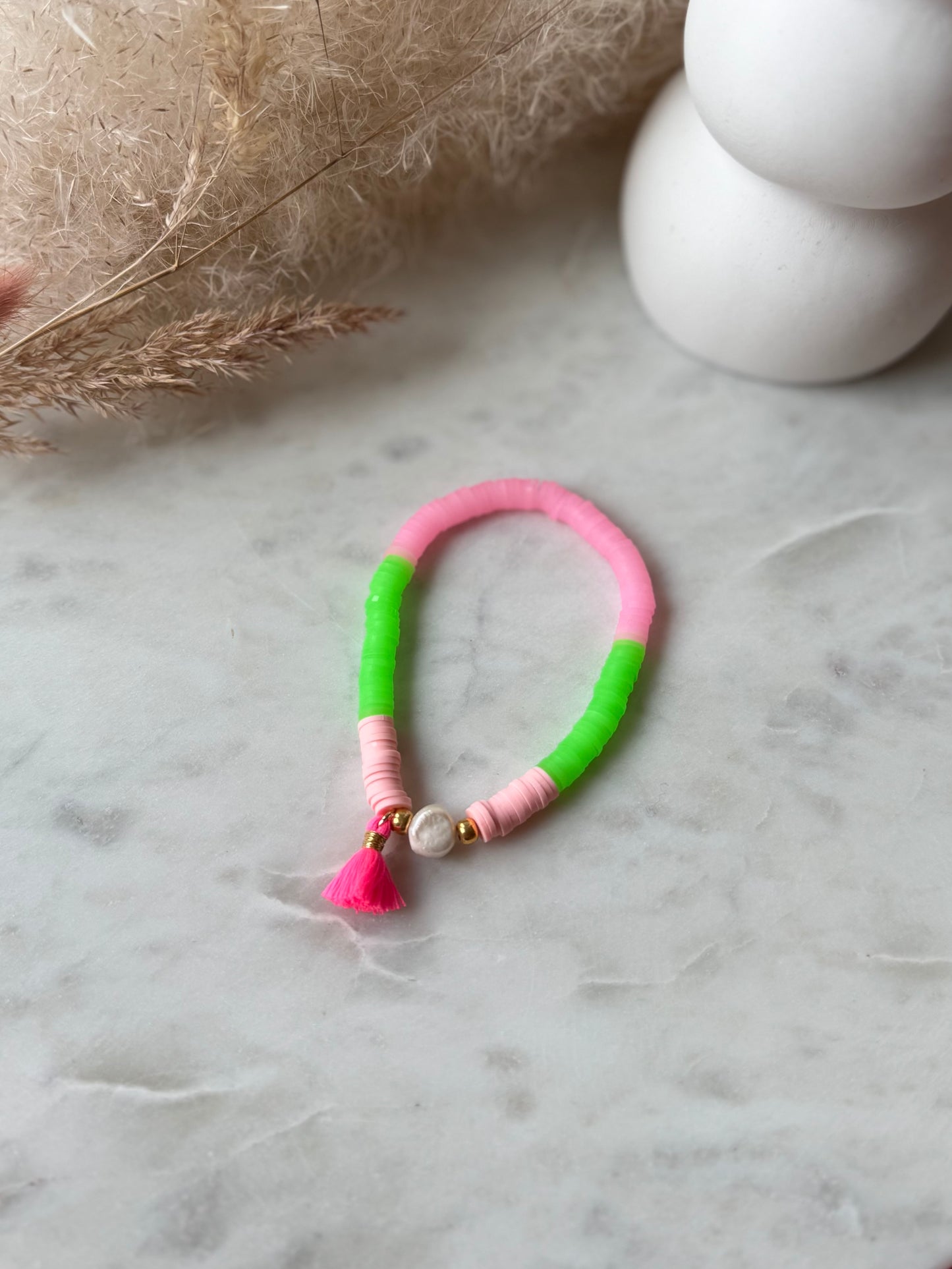 Katsuki Perlenarmband in Rosa und Neongrün mit Süßwasserperle handgefertigt - Buntes Armband mit Quaste