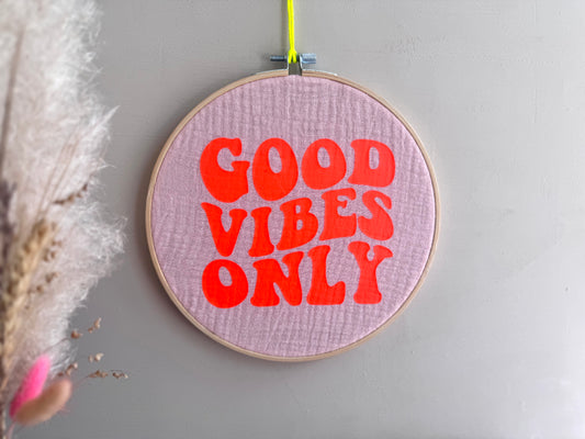 Stickrahmen "Good vibes only" Musselinstoff - Handgemachte Sommerdeko Wanddeko Türkranz