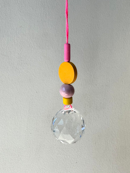 Handgefertigter bunter Sonnenfänger Neonink, Rosa und Gelb - Suncatcher mit Prisma - Regenbogen Fensterdekoration aus Glas