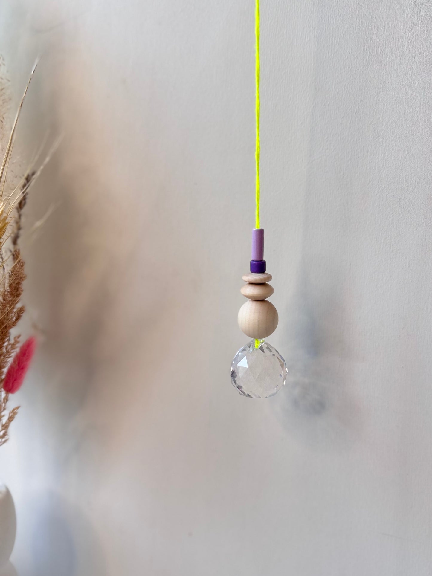 Handgefertigter bunter Sonnenfänger Neongelb, Lila & Flieder - Suncatcher mit Prisma - Regenbogen Fensterdekoration aus Glas