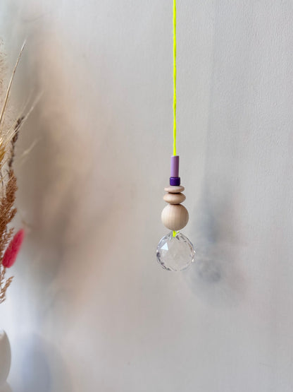 Handgefertigter bunter Sonnenfänger Neongelb, Lila & Flieder - Suncatcher mit Prisma - Regenbogen Fensterdekoration aus Glas