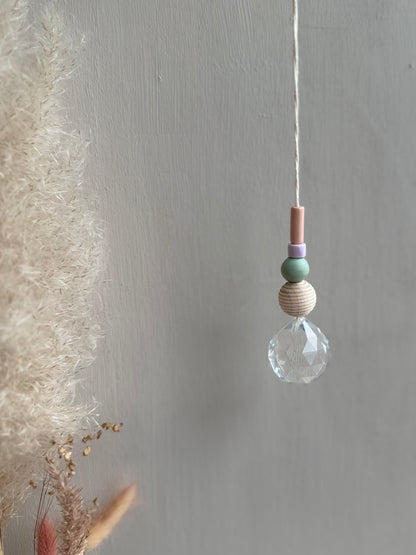 Handgefertigter bunter Sonnenfänger - Suncatcher mit Prisma - Regenbogen Fensterdekoration aus Glas