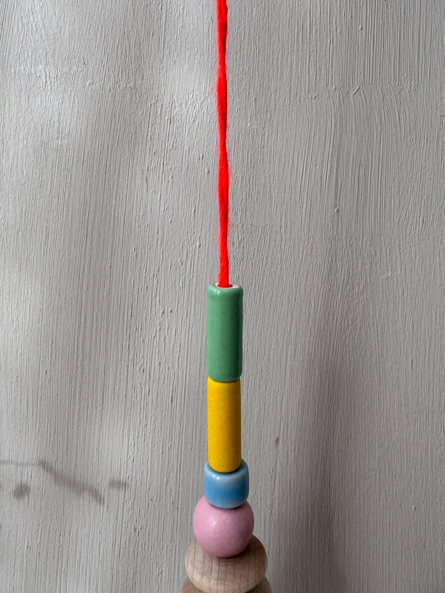 Handgefertigter bunter Sonnenfänger Neon und Pastell - Suncatcher mit Prisma - Regenbogen Fensterdekoration aus Glas