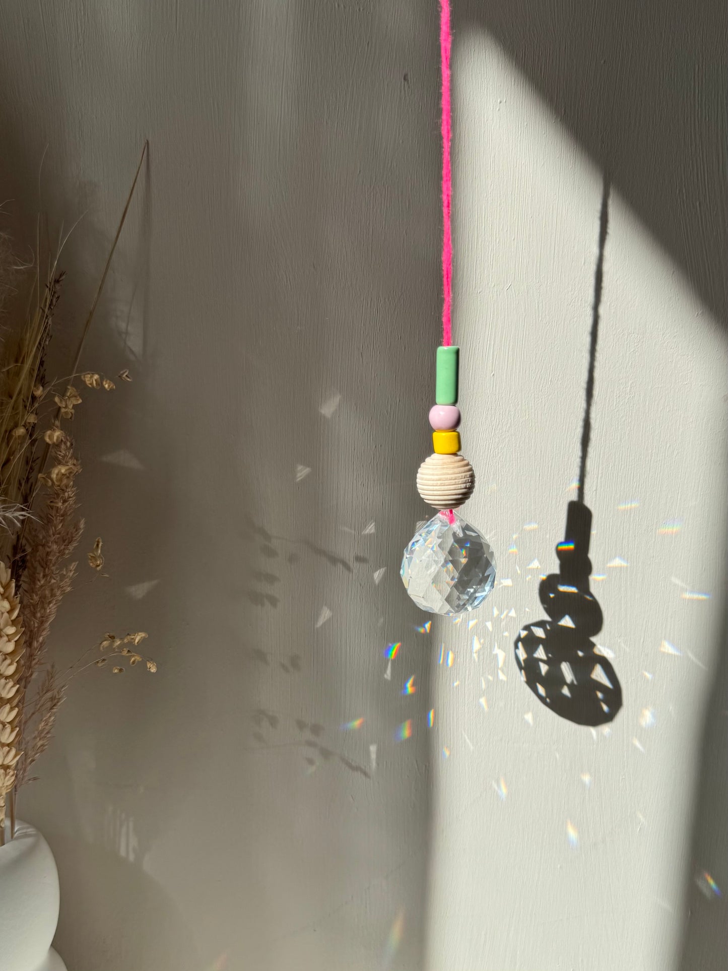 Handgefertigter schlichter Sonnenfänger Neon und Pastell - Suncatcher mit Prisma - Regenbogen Fensterdekoration aus Glas