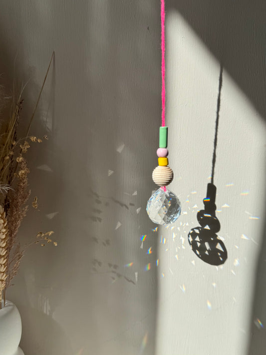 Handgefertigter schlichter Sonnenfänger Neon und Pastell - Suncatcher mit Prisma - Regenbogen Fensterdekoration aus Glas
