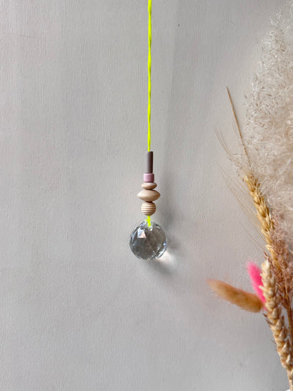 Handgefertigter bunter Sonnenfänger Neongelb, Grau & Rosa - Suncatcher mit Prisma - Regenbogen Fensterdekoration aus Glas