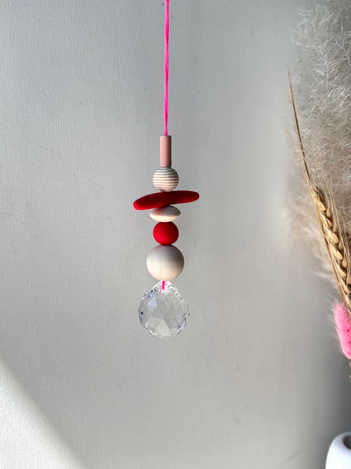 Handgefertigter bunter Sonnenfänger Pink und Rot - Suncatcher mit Prisma - Regenbogen Fensterdekoration aus Glas