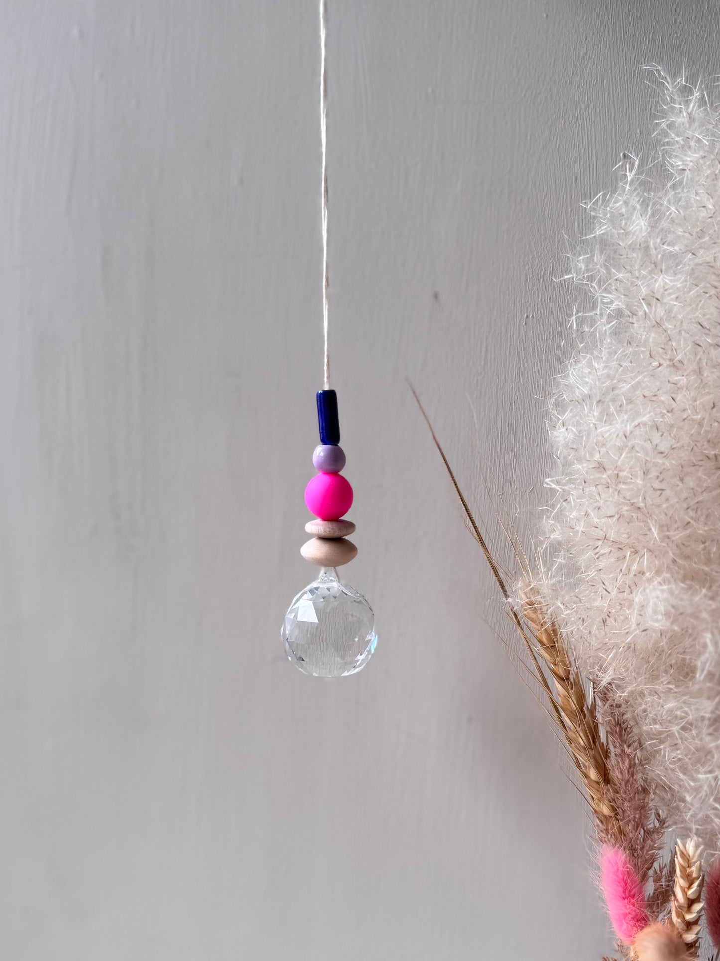 Handgefertigter bunter Sonnenfänger Blau, Lila & Pink- Suncatcher mit Prisma - Regenbogen Fensterdekoration aus Glas