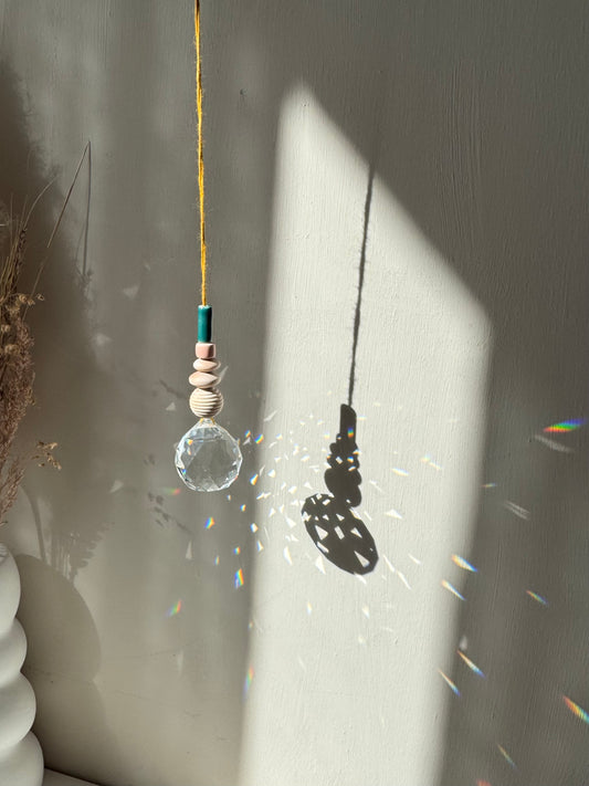Handgefertigter schlichter Sonnenfänger Ocker, Grün und Rosa - Suncatcher mit Prisma - Regenbogen Fensterdekoration aus Glas