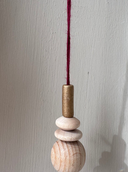 Handgefertigter schlichter Sonnenfänger Bordeaux und Gold - Suncatcher mit Prisma - Regenbogen Fensterdekoration aus Glas