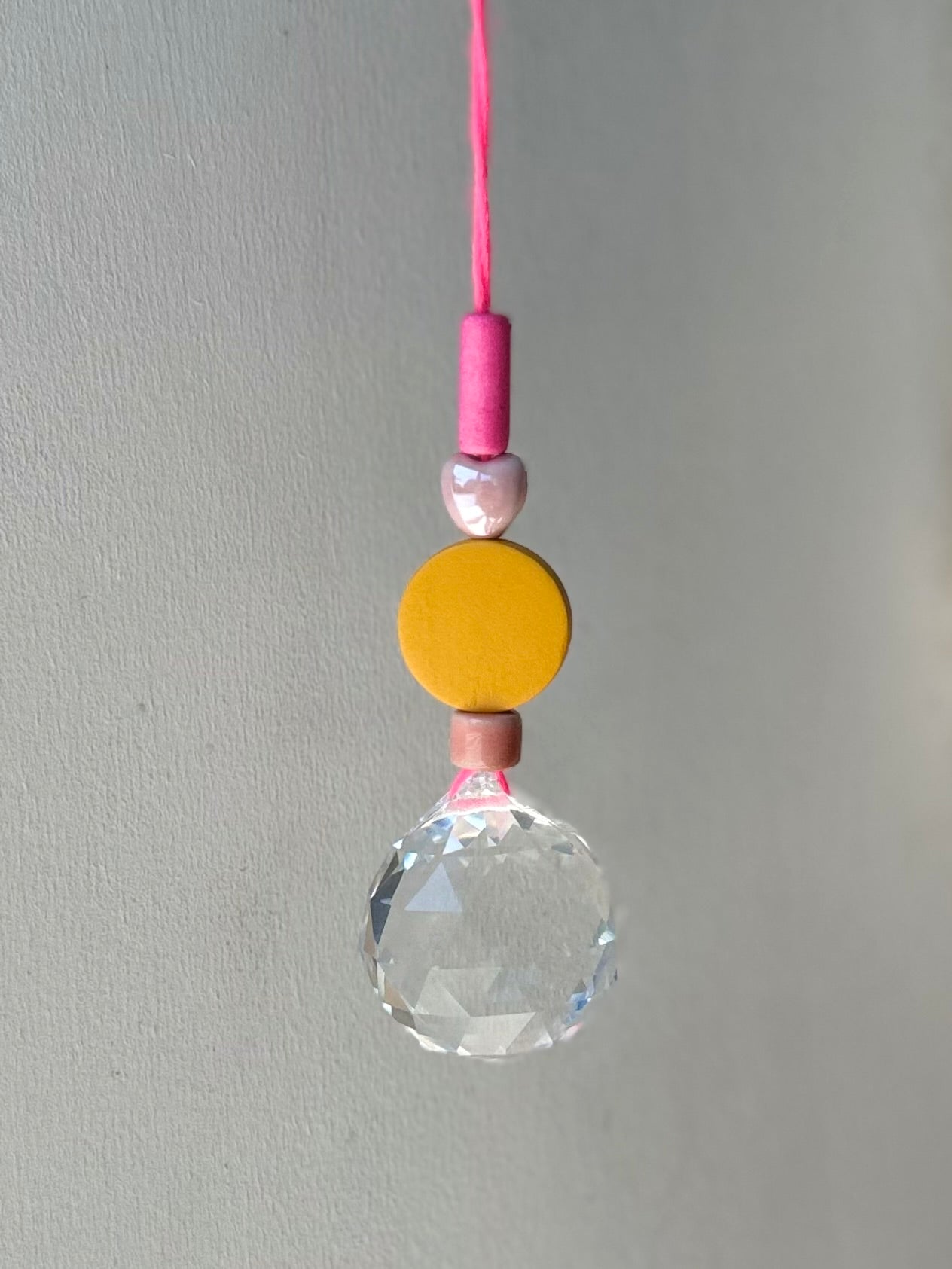 Handgefertigter bunter Sonnenfänger Neonpink und Gelb - Suncatcher mit Prisma - Regenbogen Fensterdekoration aus Glas
