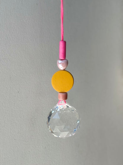 Handgefertigter bunter Sonnenfänger Neonpink und Gelb - Suncatcher mit Prisma - Regenbogen Fensterdekoration aus Glas