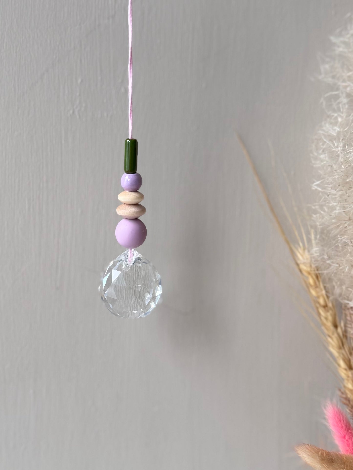 Handgefertigter bunter Sonnenfänger Rosa, Lila & Grün - Suncatcher mit Prisma - Regenbogen Fensterdekoration aus Glas