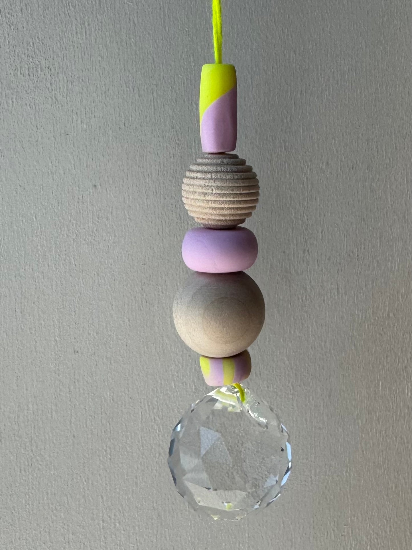 Handgefertigter bunter Sonnenfänger Neongelb und Rosa - Suncatcher mit Prisma - Regenbogen Fensterdekoration aus Glas